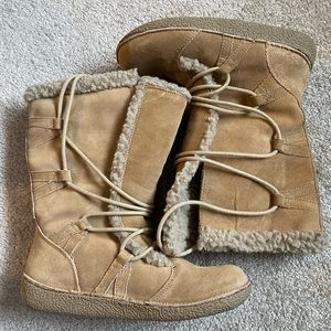 Rocket Dog suede lace up boots with Sherpa interior.